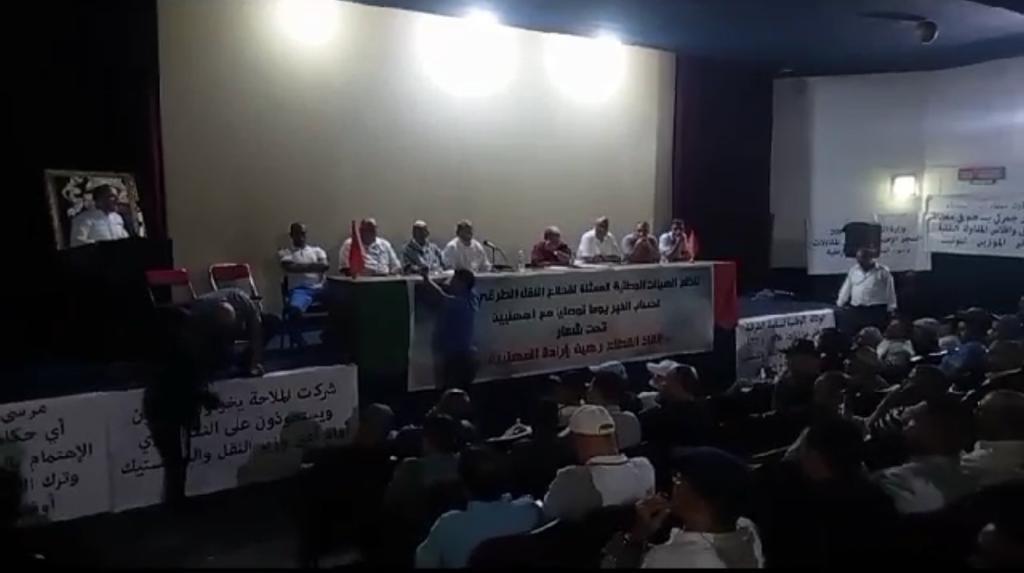 مهنيو النقل الطرقي عبر الموانئ يعتزمون الاحتجاج أمام وزارة عبد الجليل وهذه مطالبهم