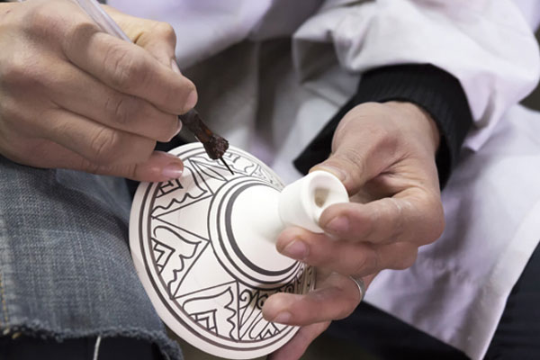 الحكومة تراهن على تمكين النساء عبر الصناعة التقليدية