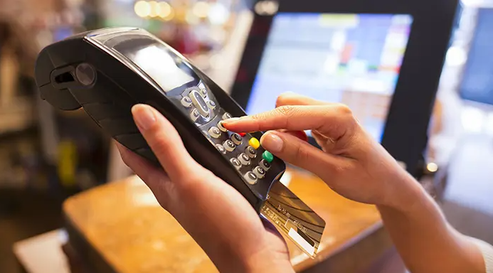 المغاربة أنفقوا 900 مليار بواسطة بطاقات بنكية مغربية في الخارج