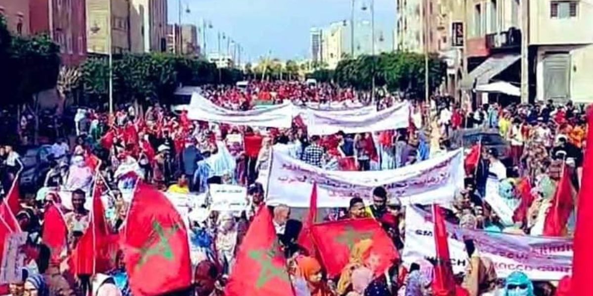 تفجيرات السمارة .. مسيرة حاشدة بالعيون وجمعويون وأعيان يدينون اعتداءات "بوليساريو"