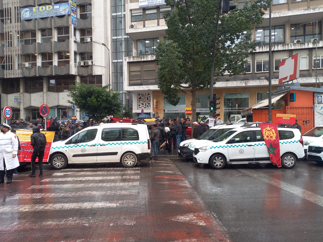 سائقو "الطاكسيات" يحتجون بالدار البيضاء ويلوحون بإضراب وطني