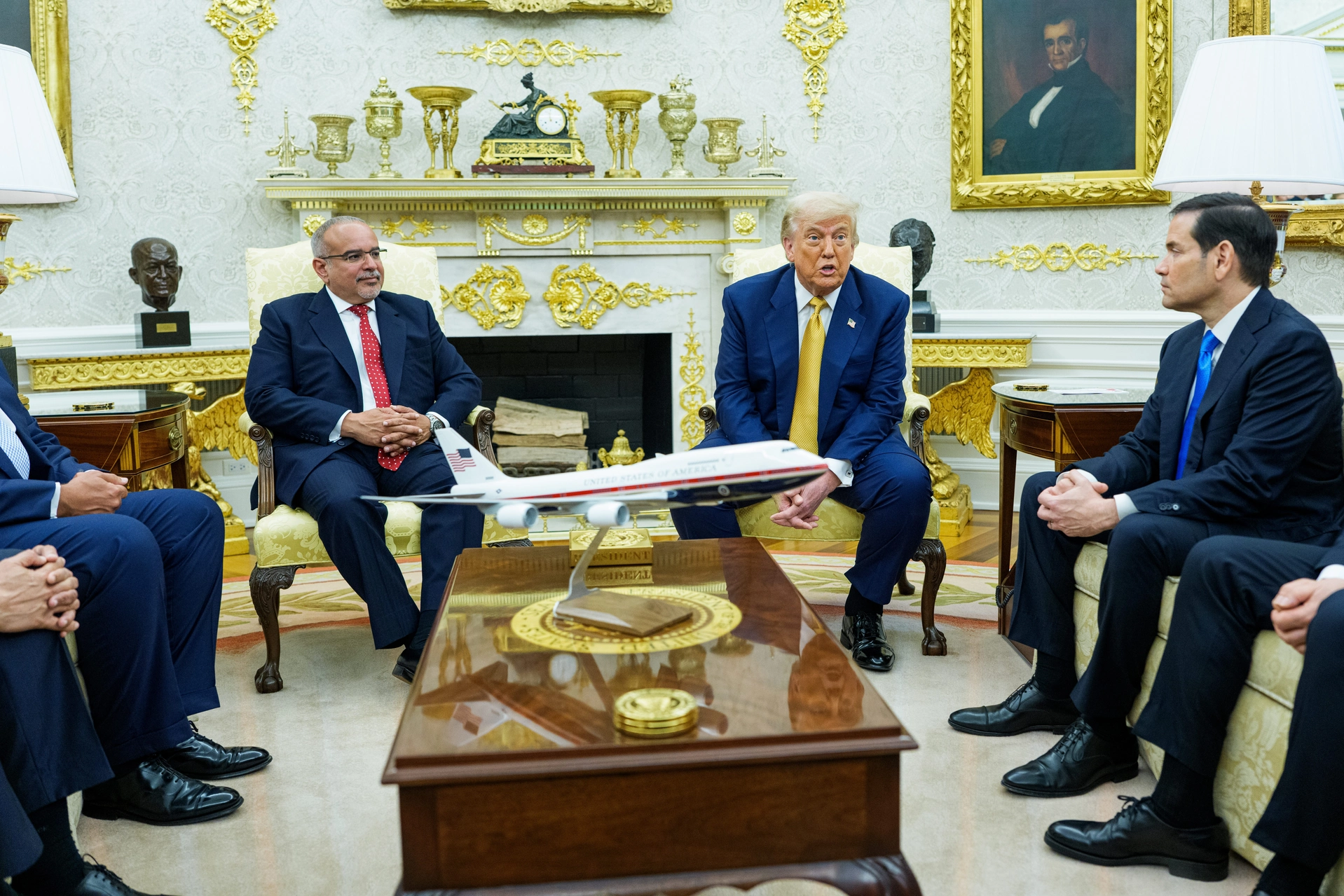 ترامب يعتزم إبلاغ أكثر من 150 دولة برفع الرسوم الجمركية