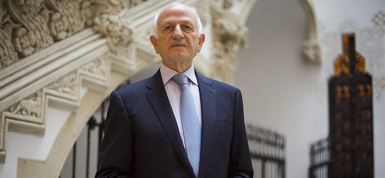 الرئيس الإسرائيلي يوشح المستشار الملكي أزولاي بميدالية الشرف الرئاسية