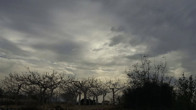 طقس السبت: أجواء غائمة وقطرات مطرية متفرقة