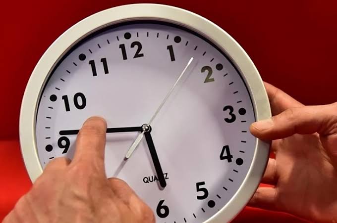 حماية المستهلك تدعو إلى موازنة البعدين الاقتصادي والاجتماعي في تقييم الساعة الإضافية