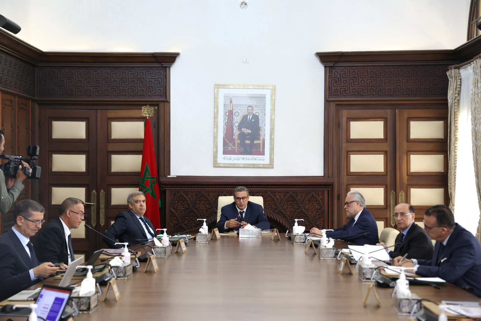 أخنوش يدعو الإدارات إلى حث المواطنين على الانخراط في نظام التغطية الاجبارية