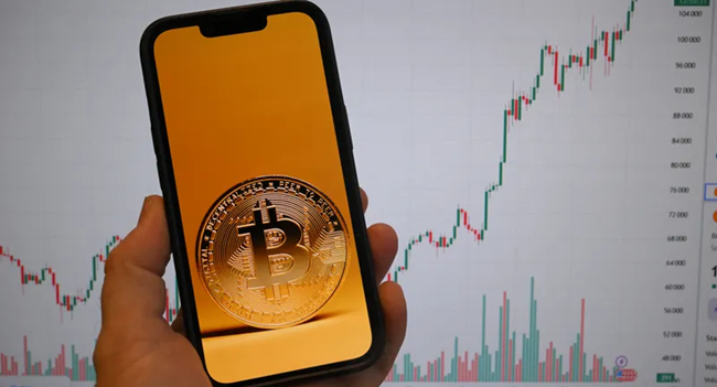 ترامب يضم 5 عملات مشفرة للاحتياطي الاستراتيجي والعملات ترتفع بشكل مفاجئ