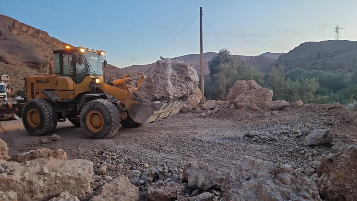 وزارة التجهيز تباشر فتح الطرق المتضررة من الزلزال