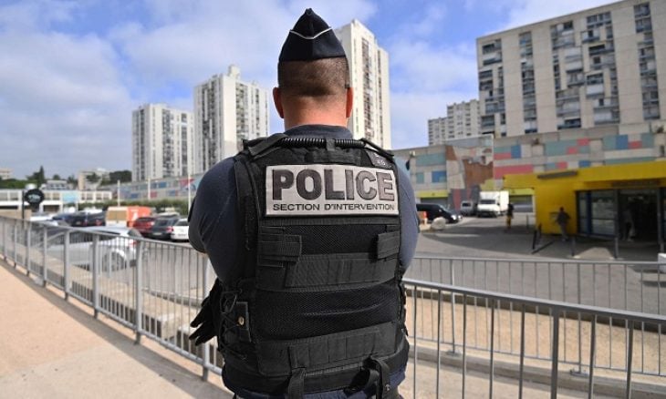 مقتل مدرس وإصابة شخصين بجروح بالغة في عملية طعن بالسكين في مدرسة شمال فرنسا