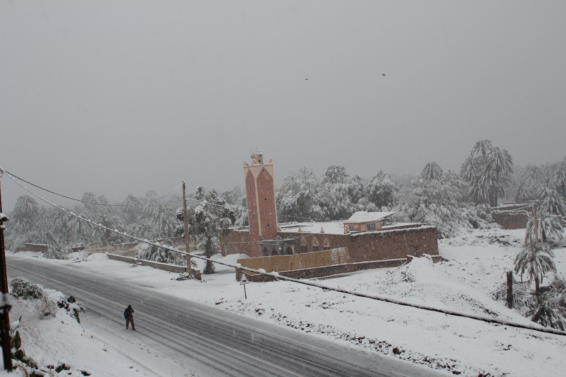 تساقطات ثلجية من الأربعاء إلى الجمعة بعدد من المناطق