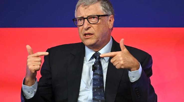 بيل غيتس: دعوات وقف تطوير الذكاء الاصطناعي لن تحل التحديات