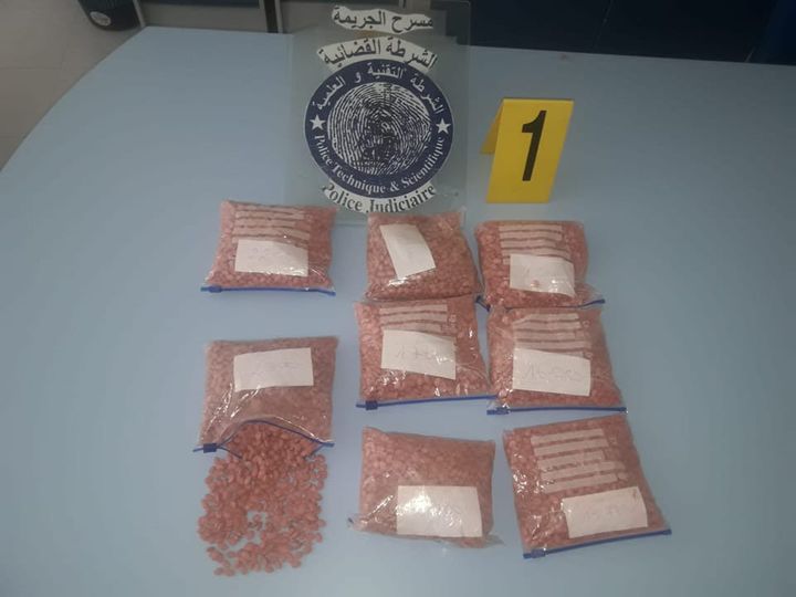 أمن وجمارك بني انصار يحبطان عملية تهريب حوالي 15 ألف قرص مخدر