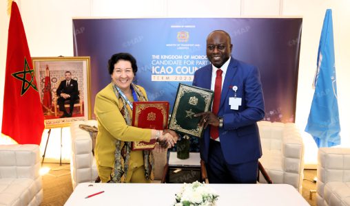 المغرب وغامبيا يوقعان اتفاقا بشأن خدمات النقل الجوي