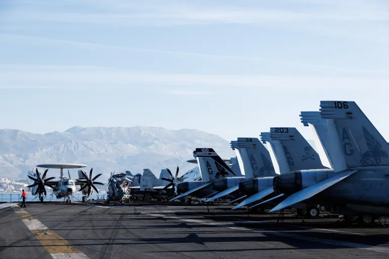 واشنطن تعزز وجودها العسكري في الشرق الأوسط وتلوح بالضغط على إيران