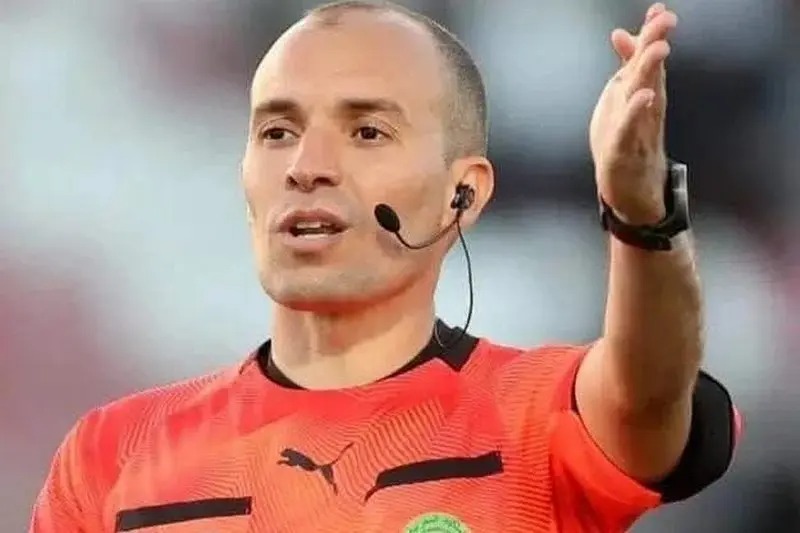 المغربي حمزة الفارق ضمن طاقم تحكيم مباراة مالي والسنغال بملعب طنجة