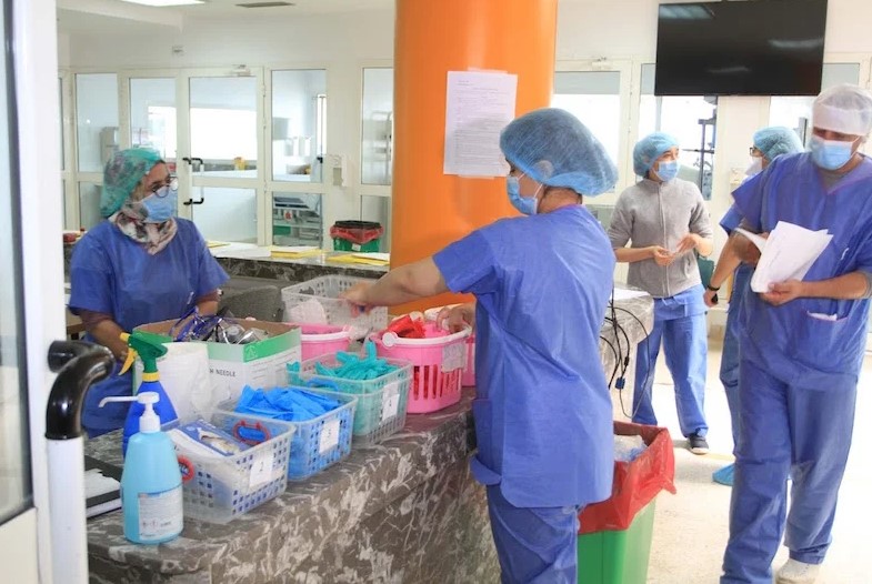 مطلب إلغاء الاقتطاع الضريبي من المنبع يوحد الأطباء