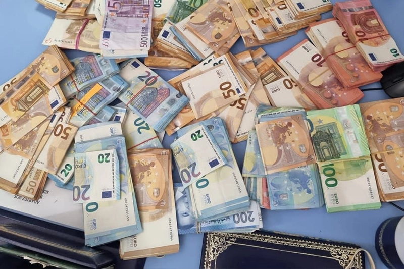 جمارك طنجة تحبط عملية إدخال أكثر من 66 ألف أورو بدون تصريح جمركي