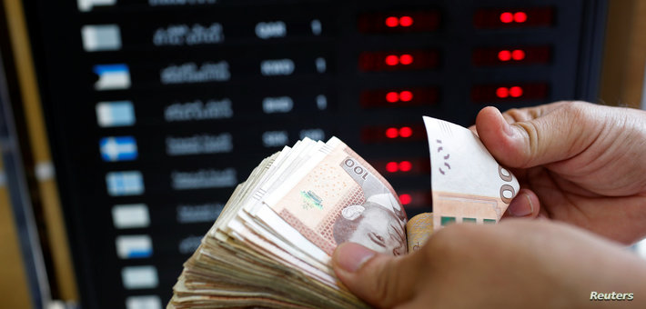 ارتفاع سعر صرف الدولار يفاقم تكاليف عمليات الاستيراد العاجلة