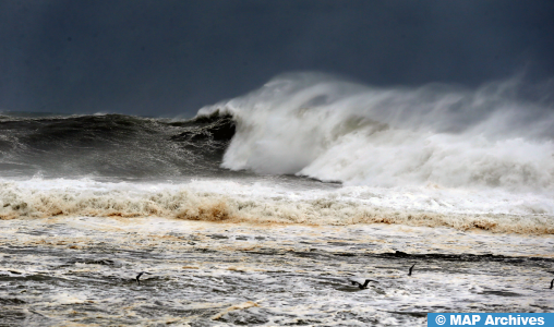 أمواج عاتية بعلو يتراوح بين 4 و 6,5 متر ستهم المضيق والسواحل الأطلسية ابتداء من الاثنين