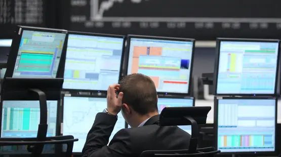 الأسهم الأوروبية تتراجع عن أعلى مستوياتها في خمسة أشهر