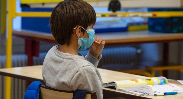 أوميكرون يُغلق 495 فصلا دراسيا بالمغرب حتى الان