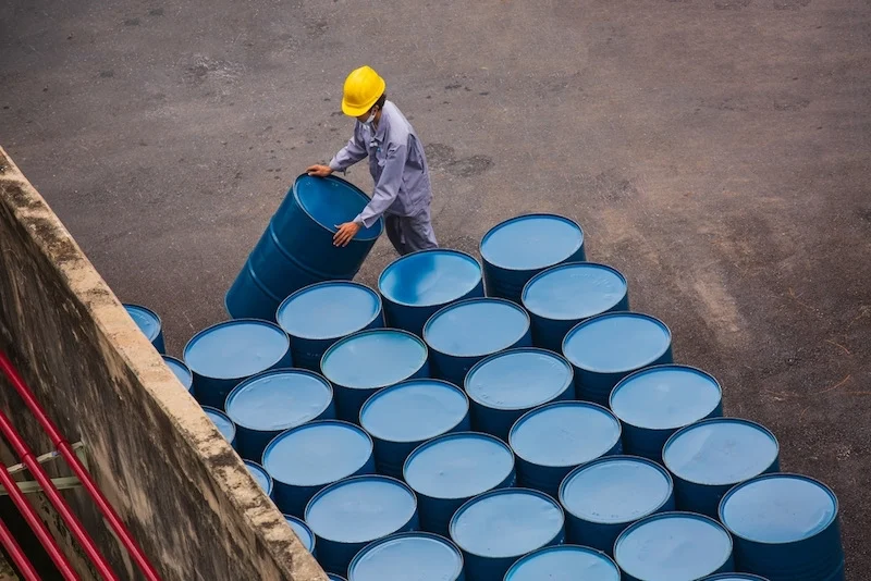 خبير طاقي: المغرب لن يستفيد مباشرة من انخفاض أسعار النفط العالمية