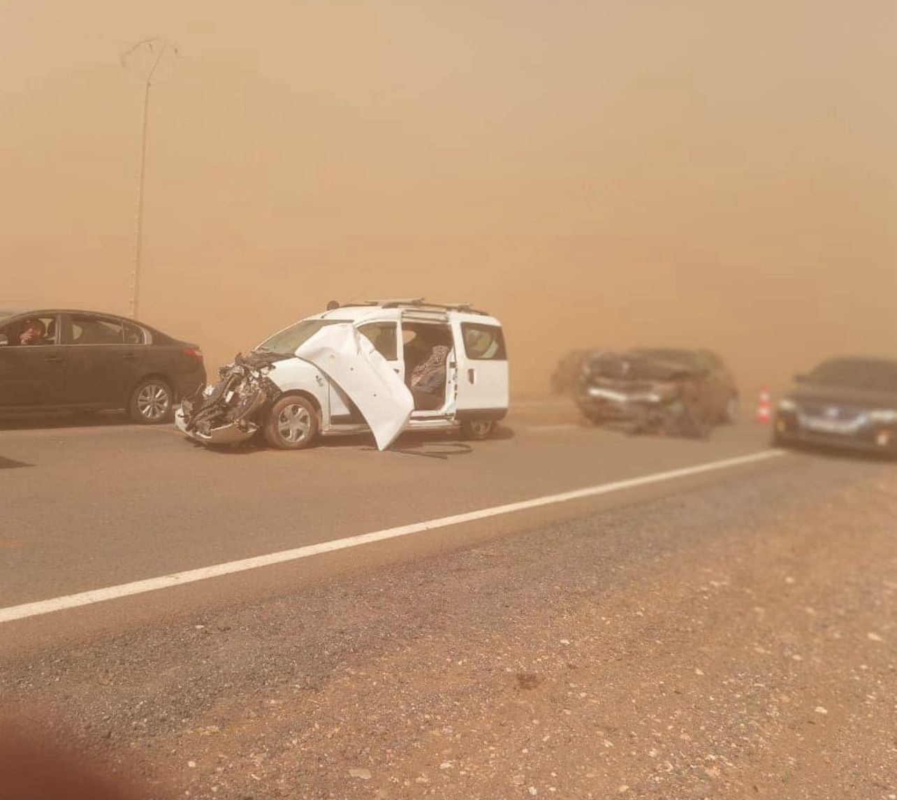 عواصف ريحية محملة بالغبار تتسبب في حوادث سير واضطراب حركة النقل الجوي