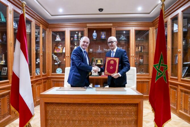 الطالبي العلمي يوقع مذكرة تفاهم مع نظيره النمساوي