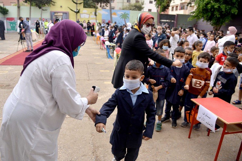 في عز البرد.. فيروس كورونا يبعثر أوراق المدارس