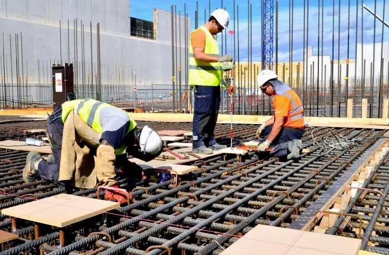 فدرالية البناء والأشغال العمومية: دورية رئيس الحكومة لم تحمي المقاولات من غلاء المواد الأولية