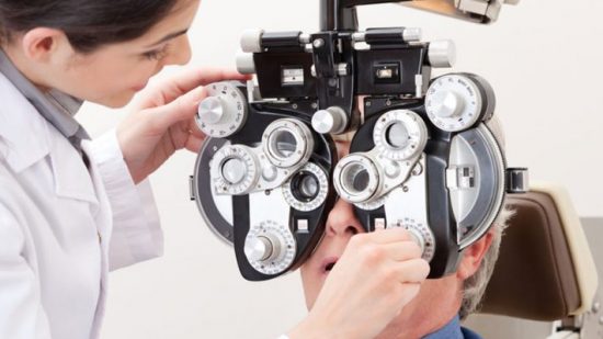 أطباء العيون "يتبرؤن" من اتفاق الحكومة مع نقابة أطباء القطاع الحر