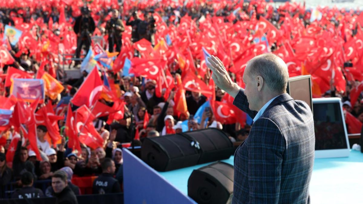 أردوغان على رأس تركيا لولاية جديدة ويغني وسط أنصاره قرب منزله باسطنبول