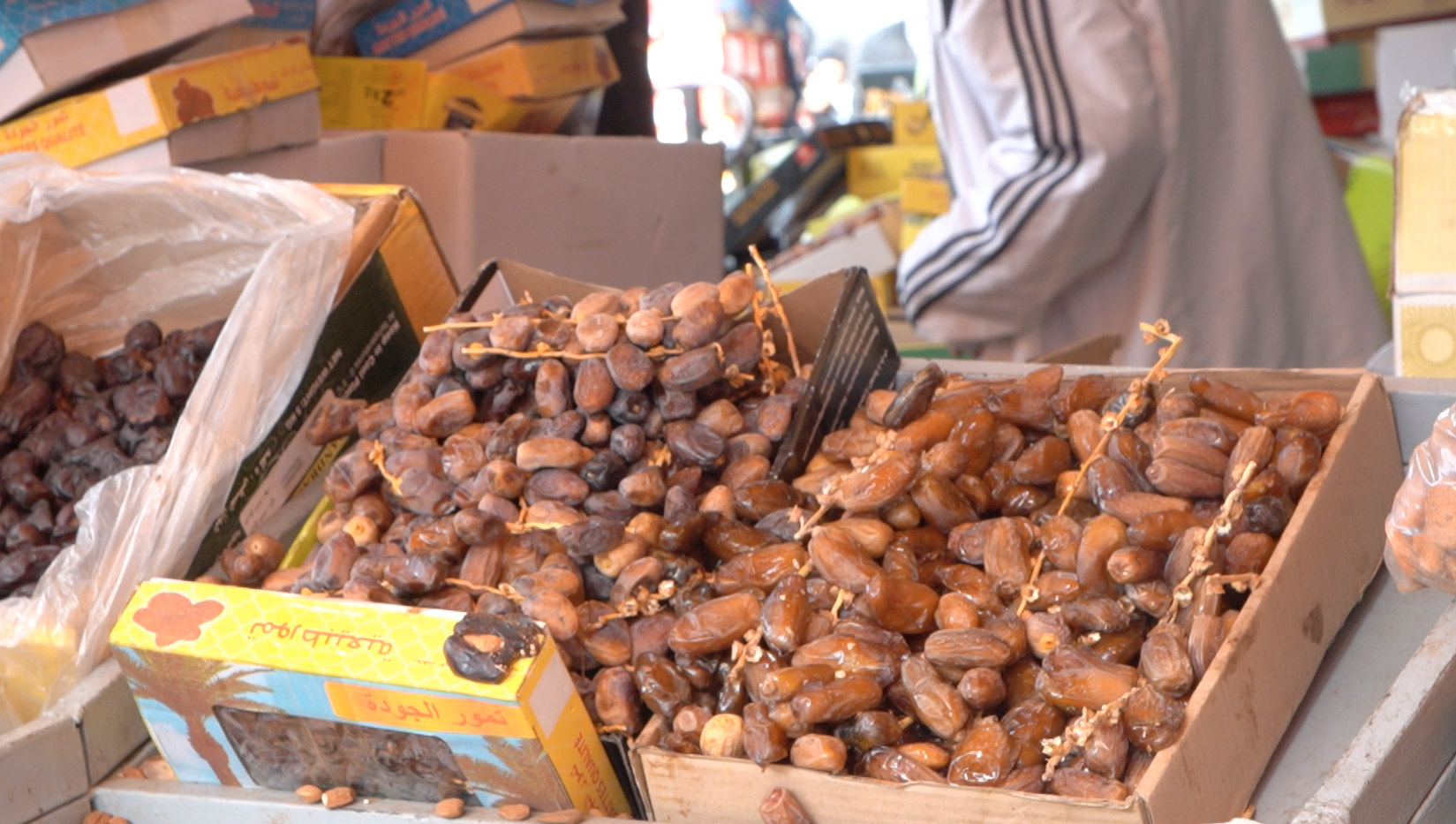 إقبال على سوق التمور بالدار البيضاء قبل ساعات من شهر رمضان