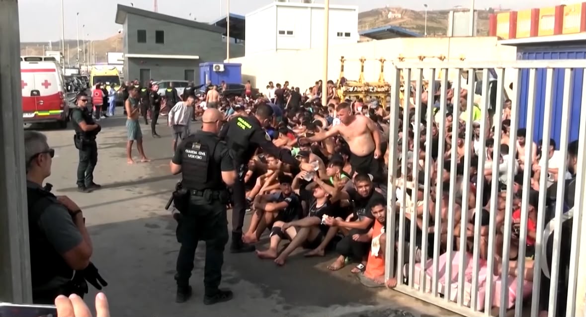 آلاف المهاجرين يصلون إلى سبتة.. وإسبانيا تنسق مع المغرب لاحتواء موجة العبور