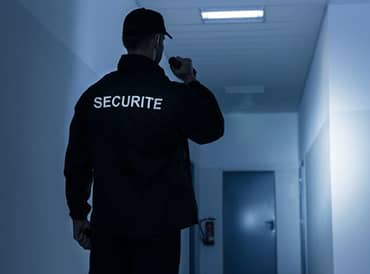 أجور "السكيريتي" و"الميناج" تجر السكوري إلى البرلمان