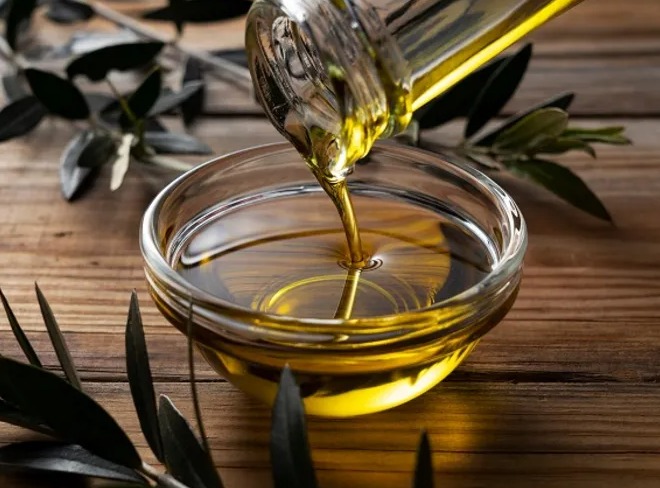 زيت الزيتون.. توقعات جديدة بتجاوز سعر اللتر 100 درهم ومطالب مهنية بمنع التصدير