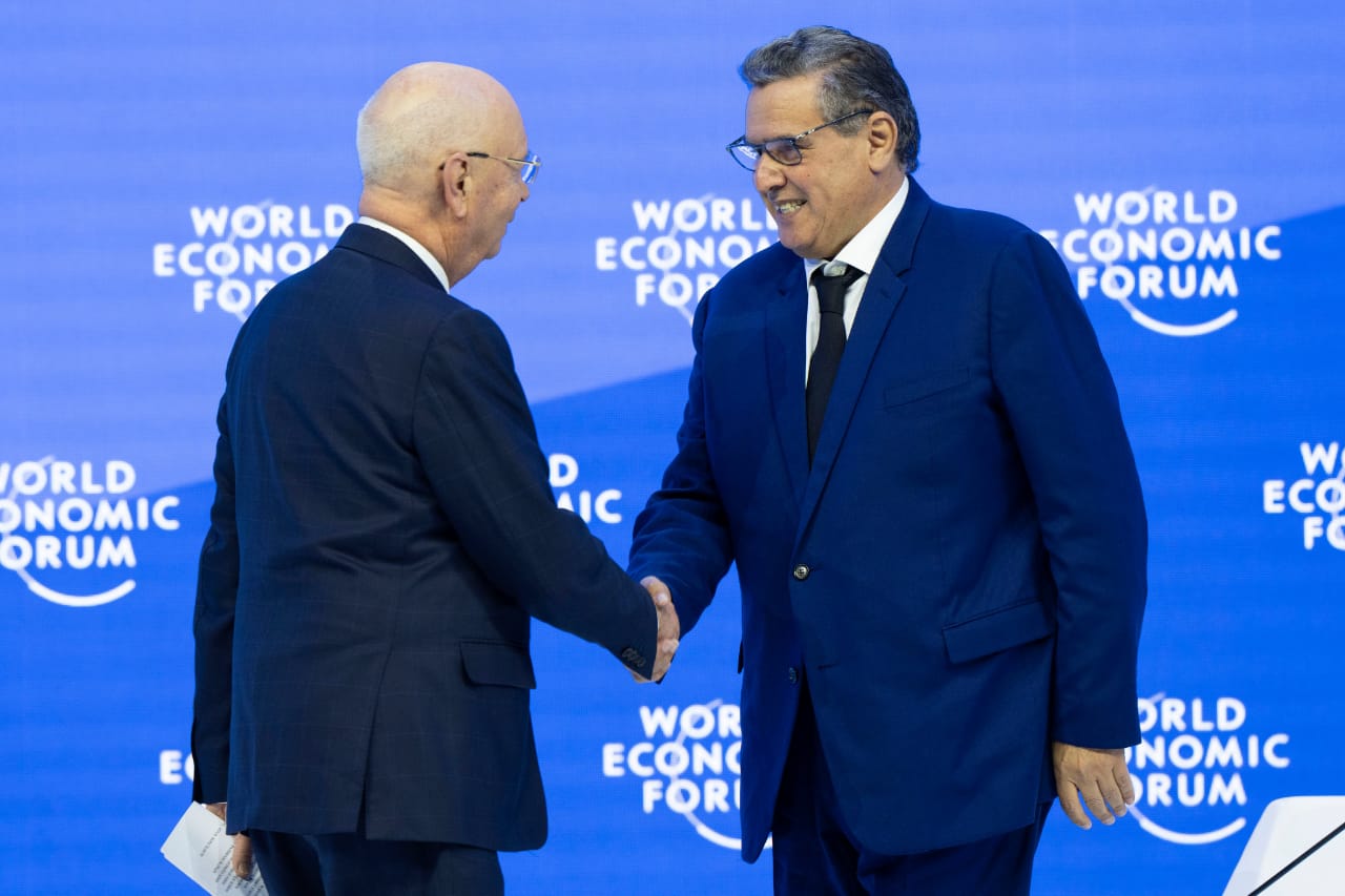 لقاءات ثنائية تجمع أخنوش بقيادات سياسية واقتصادية في دافوس