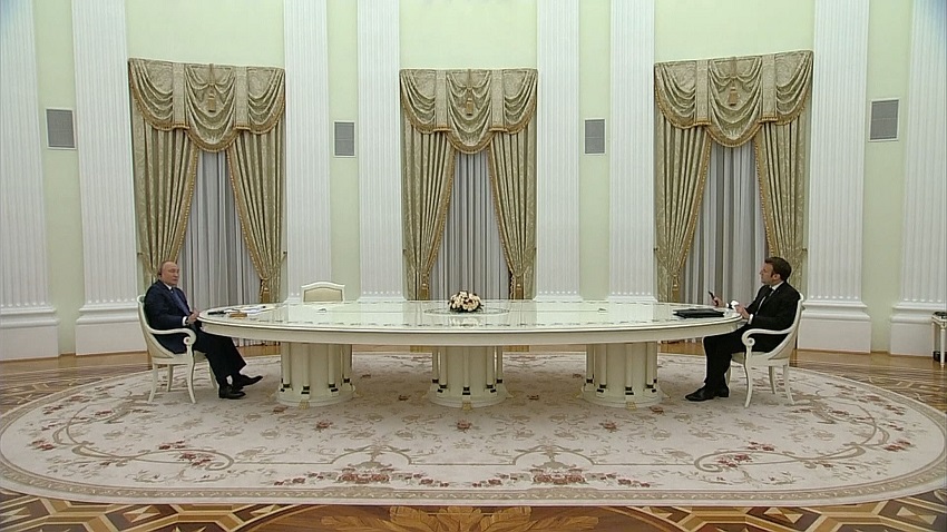 ثمنها أزيد من 100 ألف دولار.. ما قصة الطاولة  الغريبة التي جلس إليها بوتين وماكرون؟