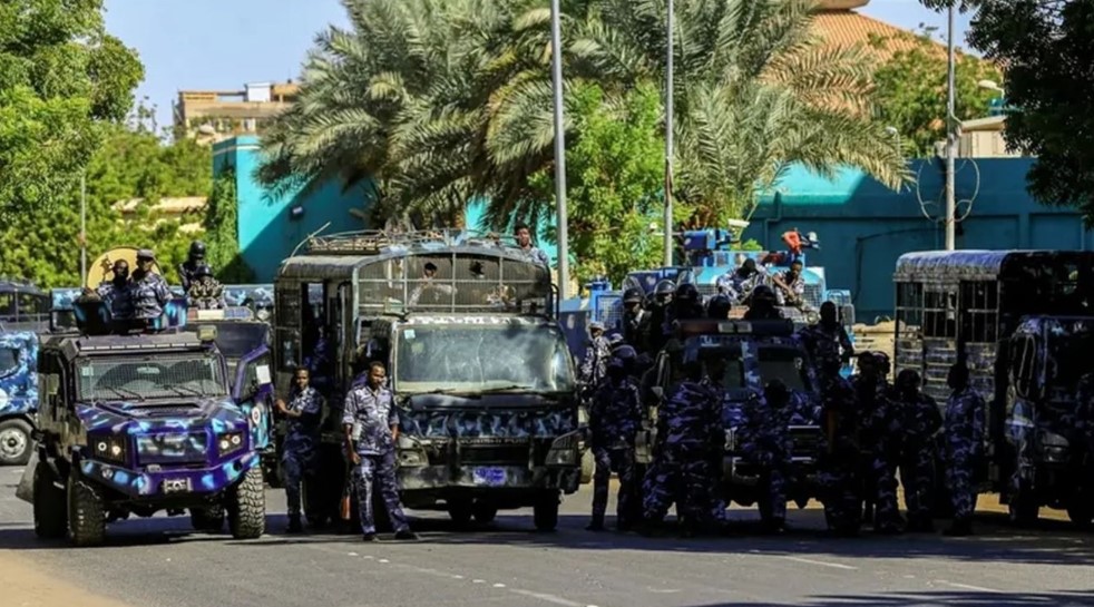 الاشتباكات العسكرية في السودان.. سفارة المغرب بالخرطوم تحذر أفراد الجالية والمسافرين