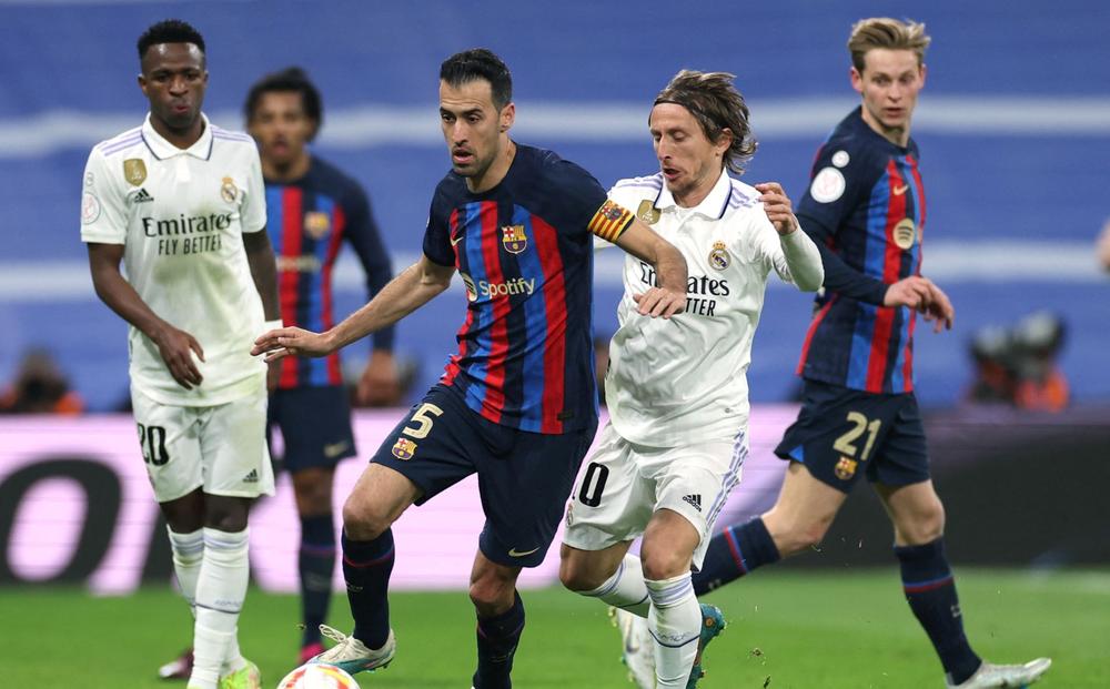 برشلونة يهزم الريال في الكلاسيكو ويقترب خطوة من لقب الليغا