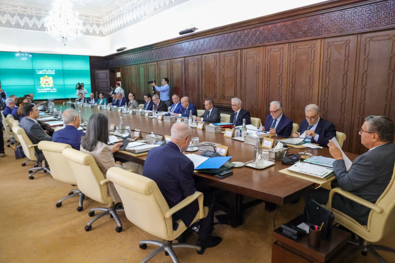 مجلس الحكومة يصادق على مراسيم تهم التعويضات العائلية والإنتاج الذاتي للطاقة