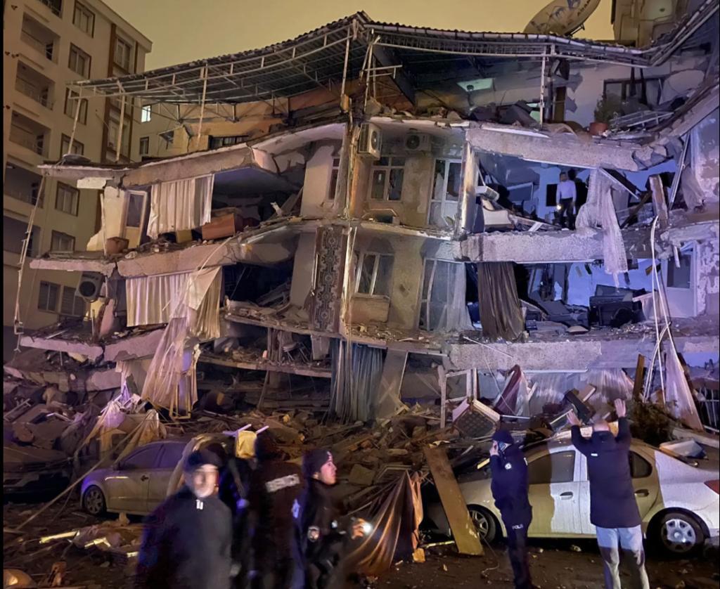 زلزال مدمر يخلف مئات القتلى في تركيا وسوريا