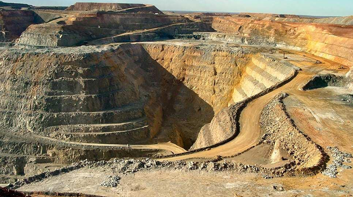 طلب عروض لاستغلال 35 مليون طن من الموارد بمناجم الحديد بالناظور