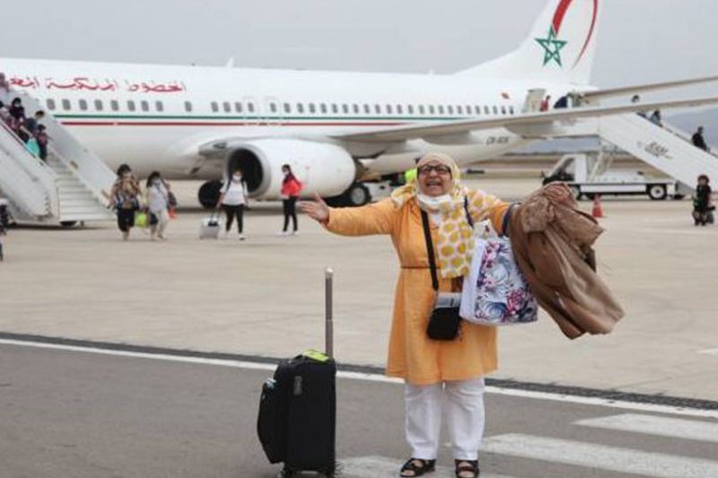 فرحة عارمة لأفراد الجالية المغربية لدى وصولهم إلى مطار محمد الخامس