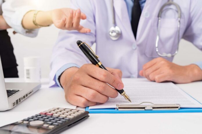 رهان على تطوير خدمات "التطبيب عن بعد" لخفض المصاريف العلاجية