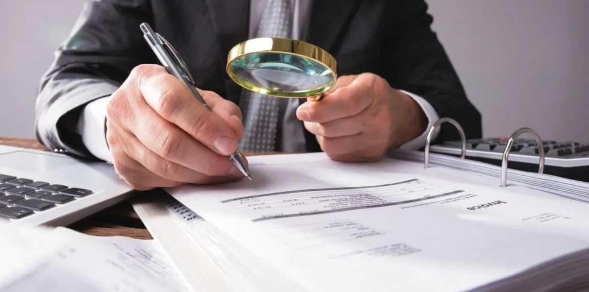 بعد طلب أخنوش "شد الحزام" في 2024.. جيوب كبار الموظفين تحت المجهر