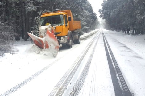 الثلوج تعزل إفران وتجمد حركة السير