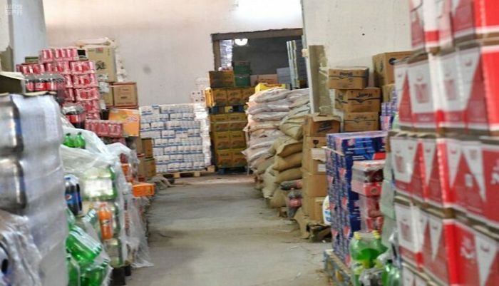 مكافحة الاحتكار.. سلطات اارباط تحجز ما يفوق 11 طنا من المواد الغذائية بمستودع سري