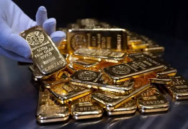 الذهب يتراجع من أعلى مستوى في 3 أسابيع تحت ضغط قوة الدولار