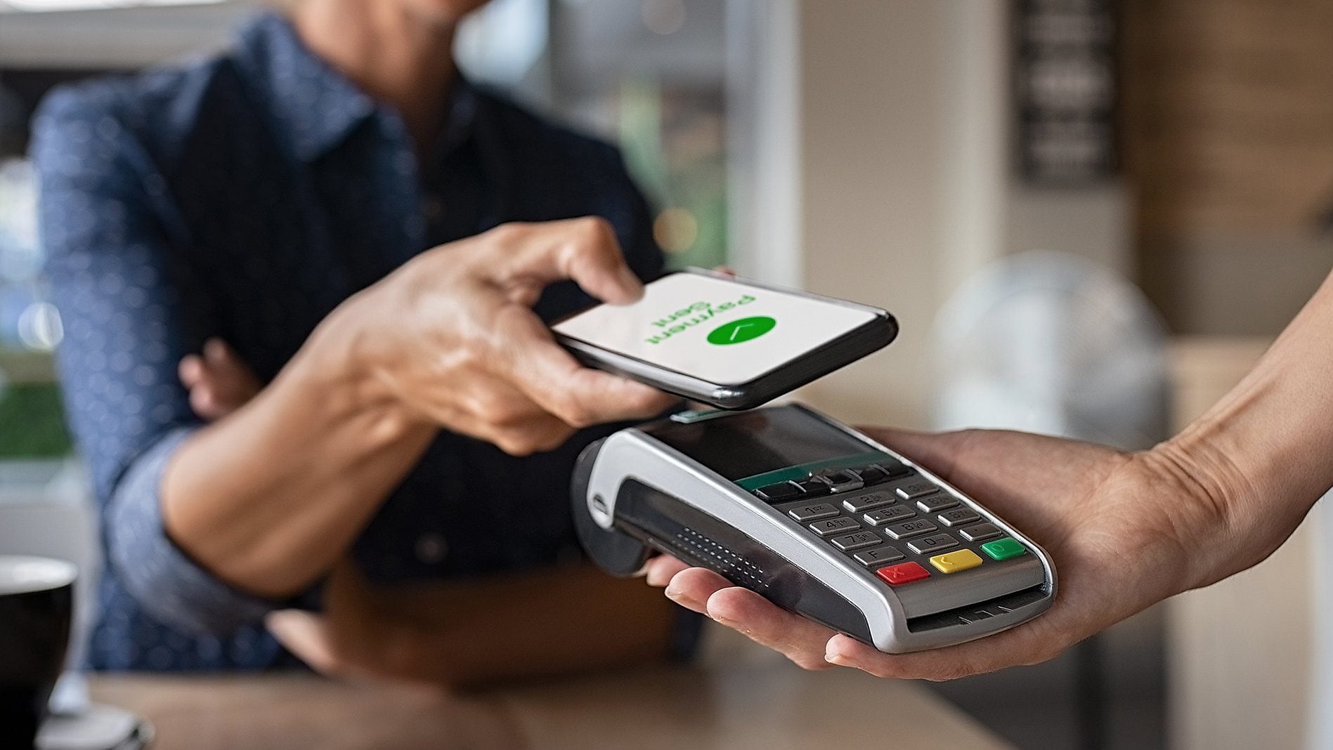 الجواهري يطلب إرساء منظومة للدفع عبر الهاتف المحمول على التراب الوطني